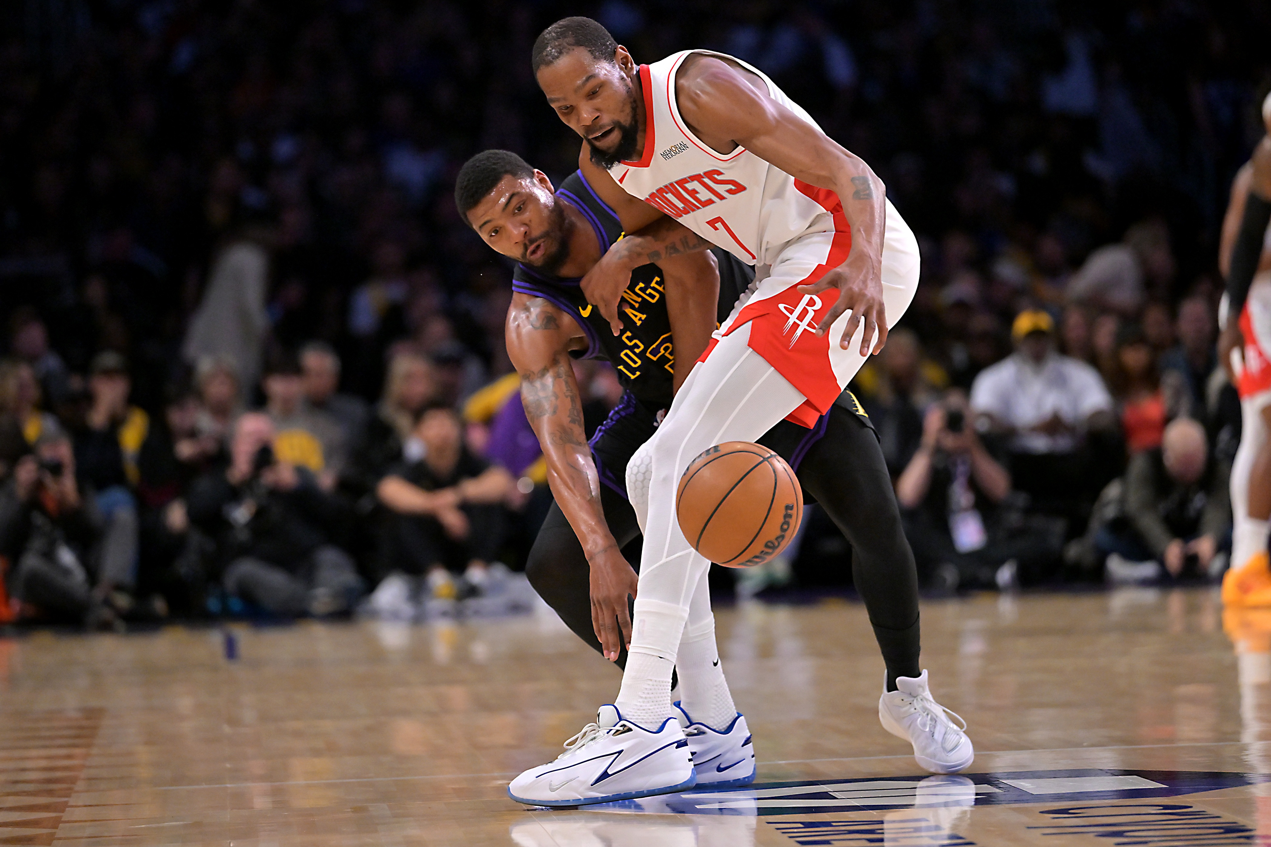 复出即遭湖人窒息包夹 杜兰特下半场3分9失误火箭0-2