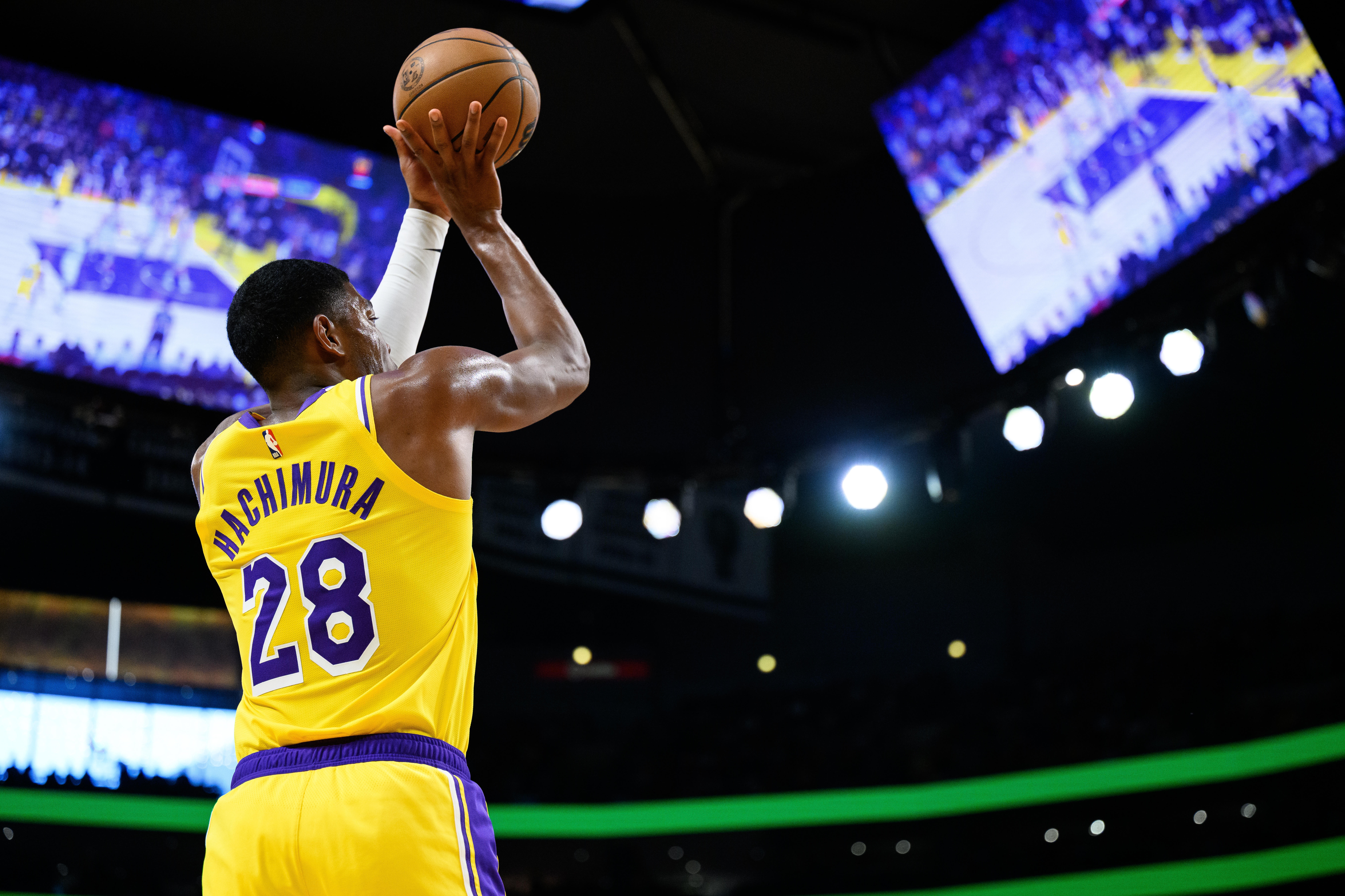 八村塁首节6中6轰16分创纪录 湖人客场领先火箭