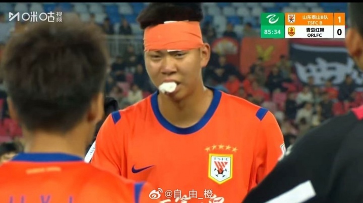 10分钟两次被干下场，泰山小将彭逸翔晒伤口：吃了一肘