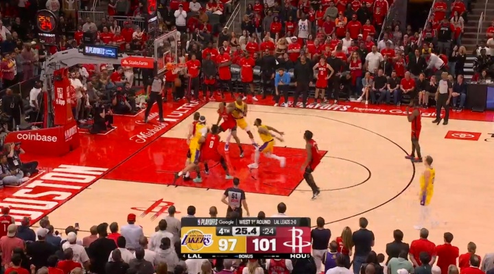 裁判报告：两次漏判均不利火箭，詹姆斯踩线出界+斯玛特提前进线