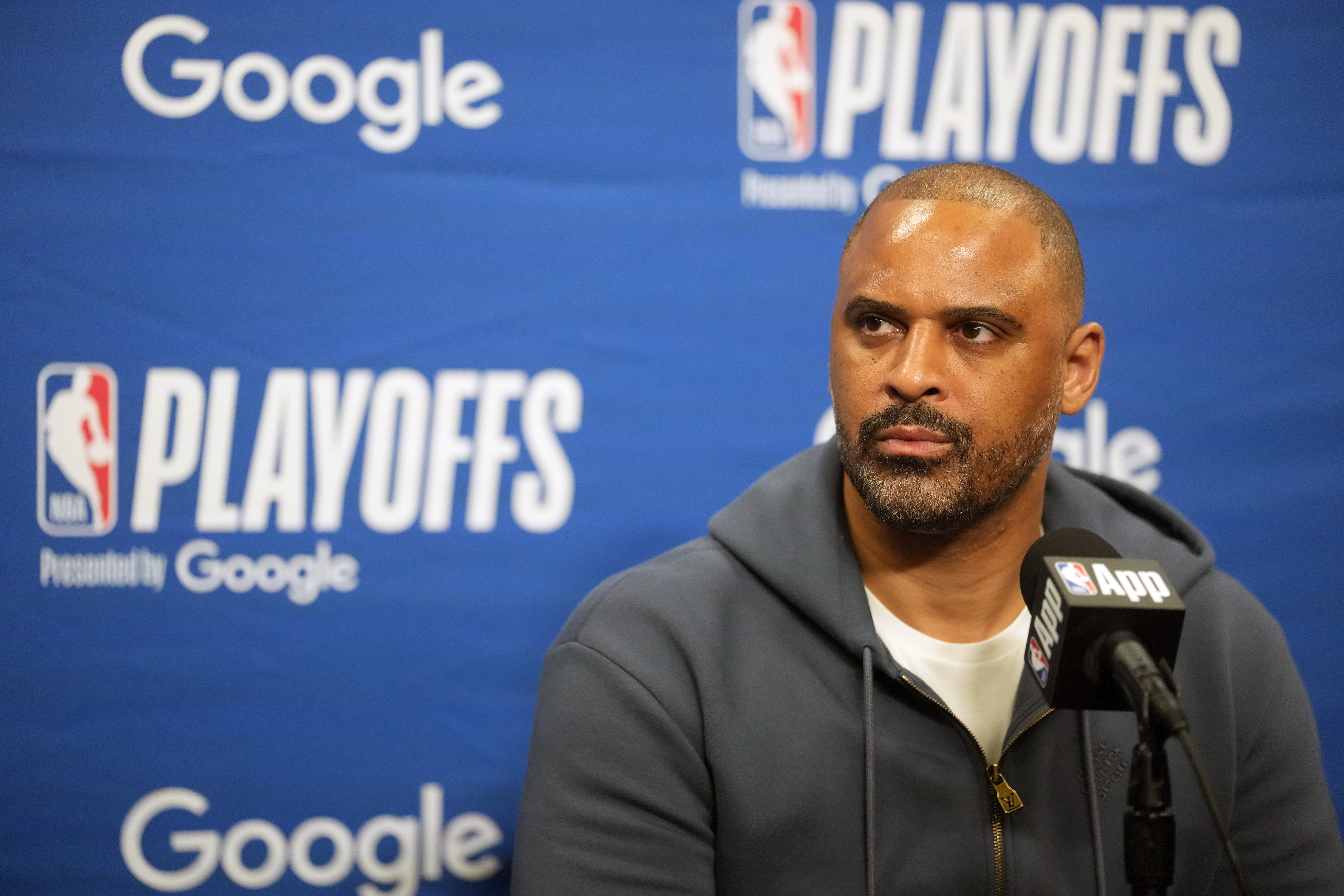 乌度卡两度反逻辑决策：22年沉退库里，26年包夹詹姆斯