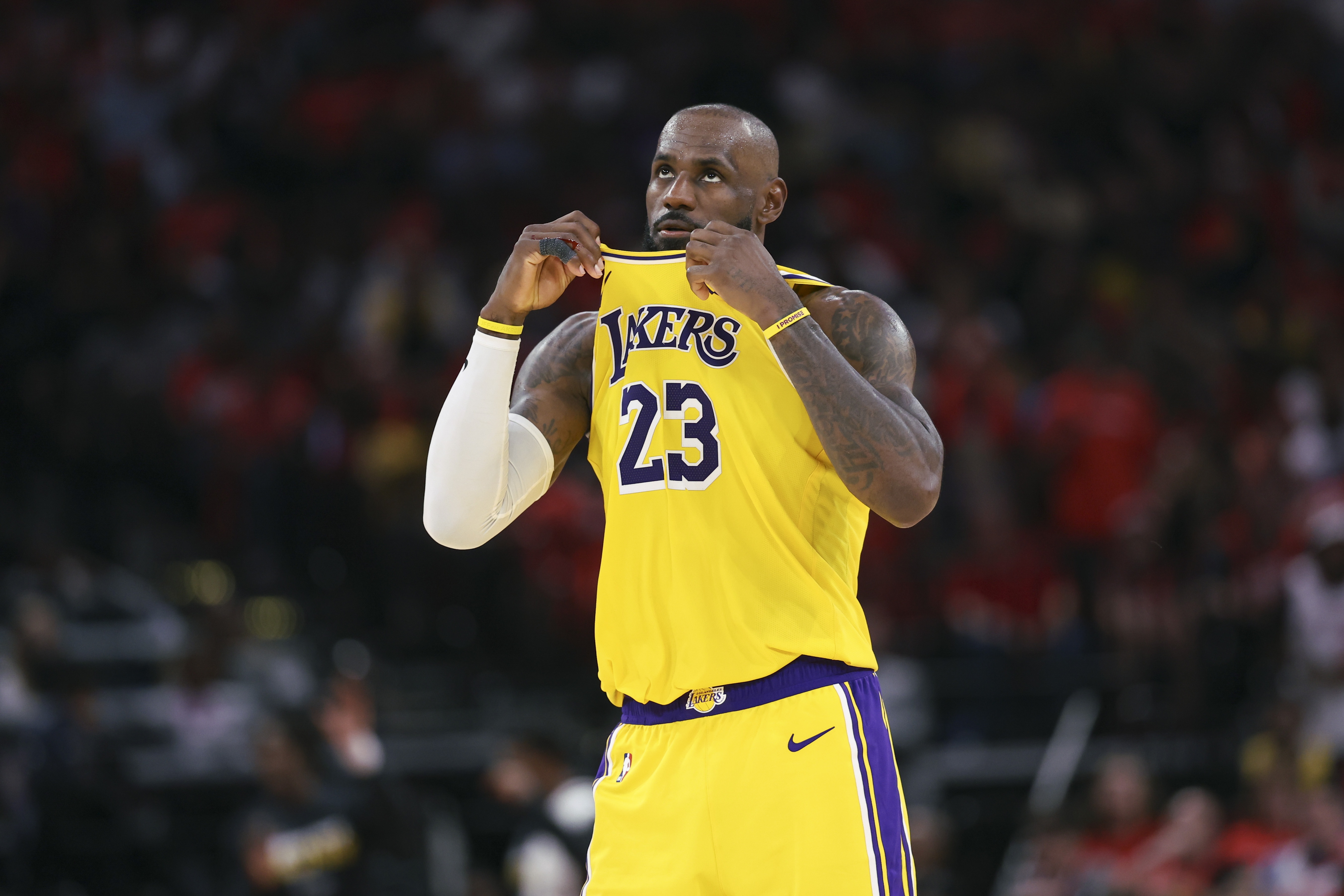 41岁老詹连轴转8失误 火箭17抢断逼出23次失误扳回一城