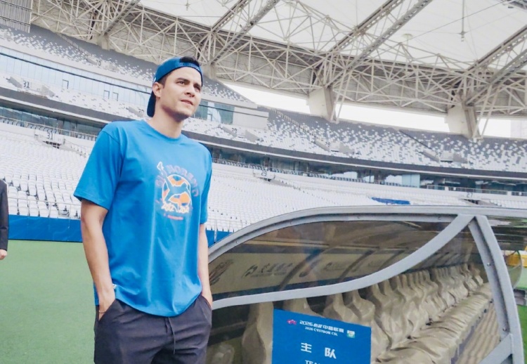 莫雷诺时隔三年重返申花基地 265场86球功勋外援探访八万人