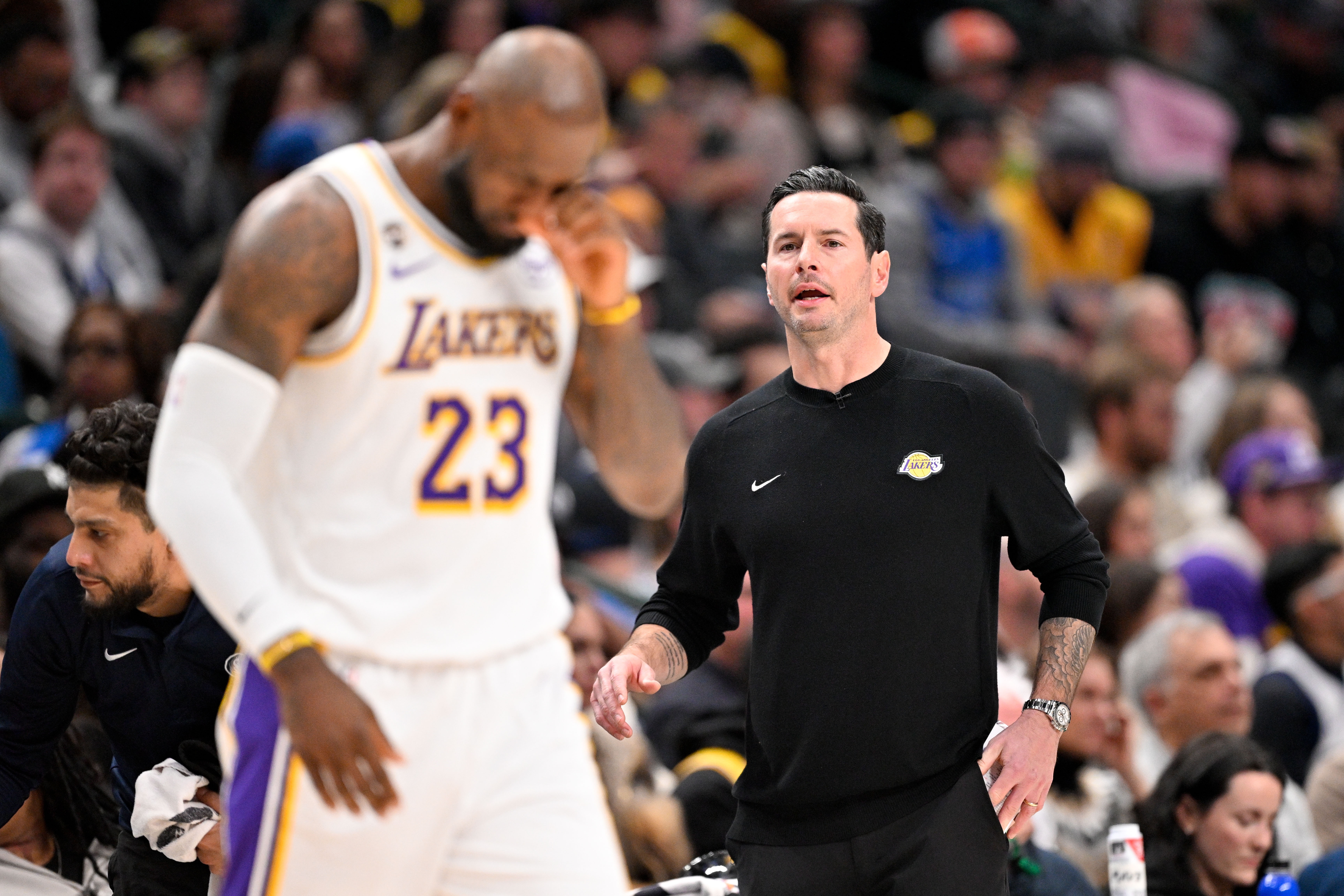 美记喊话雷迪克：换下詹姆斯，东契奇受伤教训就在眼前