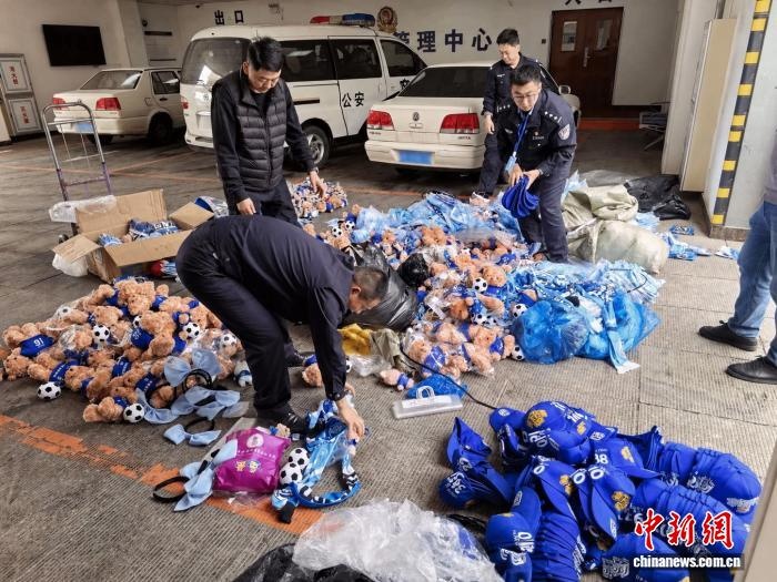 大连警方突袭梭鱼湾周边，查扣3000件仿冒英博周边，12人落网