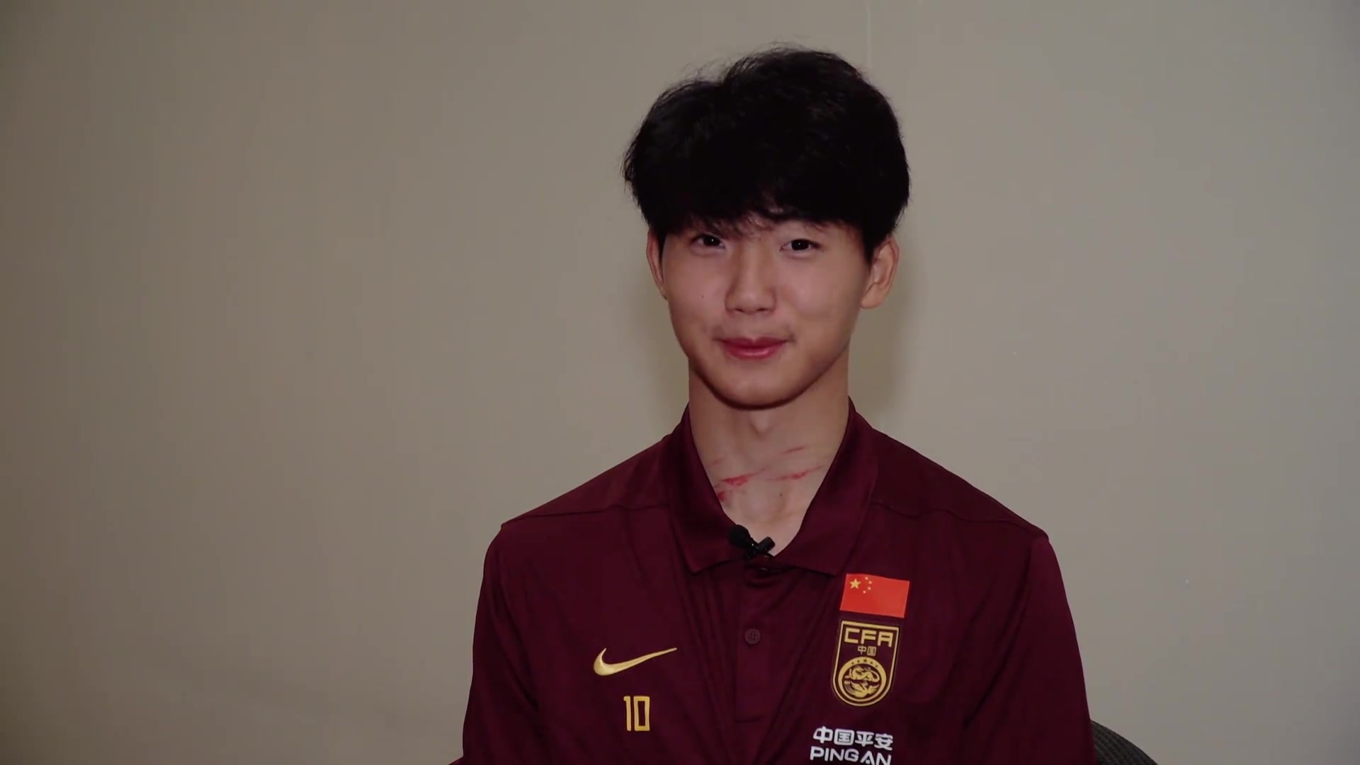 血痕见证晋级：U17国脚万项赛后脖子被抓红