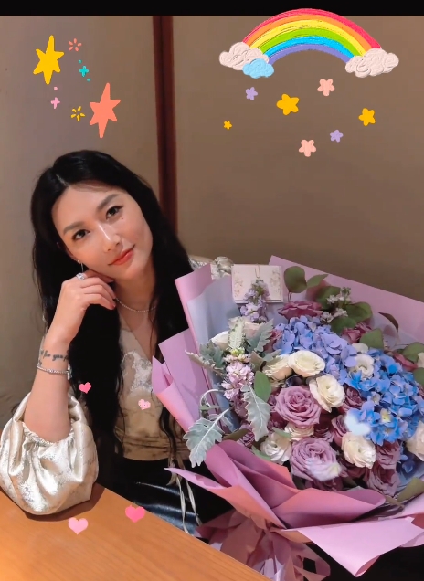 杨莉娜520晒挡脸比心照，与戴伟浚社媒互动未断