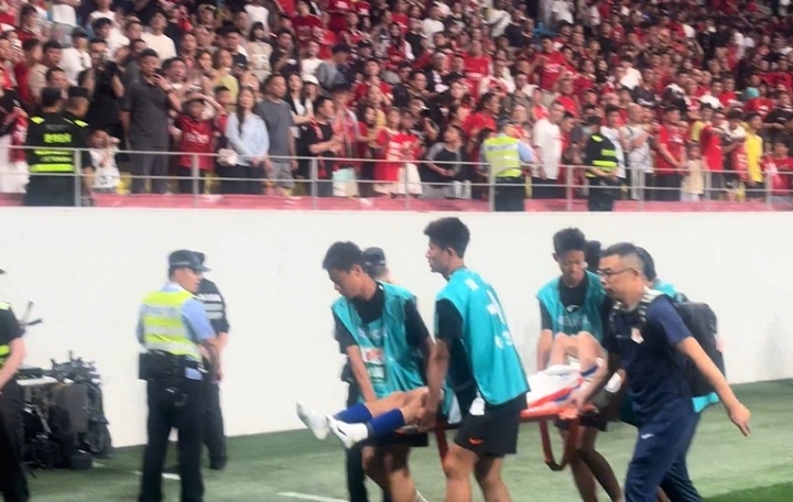李源一重伤被担架抬离,泰山0-1蓉城代价惨重 李源一重伤被担架抬离,泰山0-1蓉城代价惨重