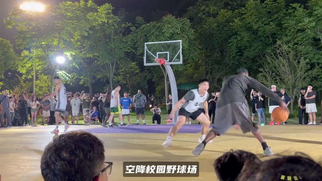 杰伦·布朗校园行秀运球 连续胯下背后过人