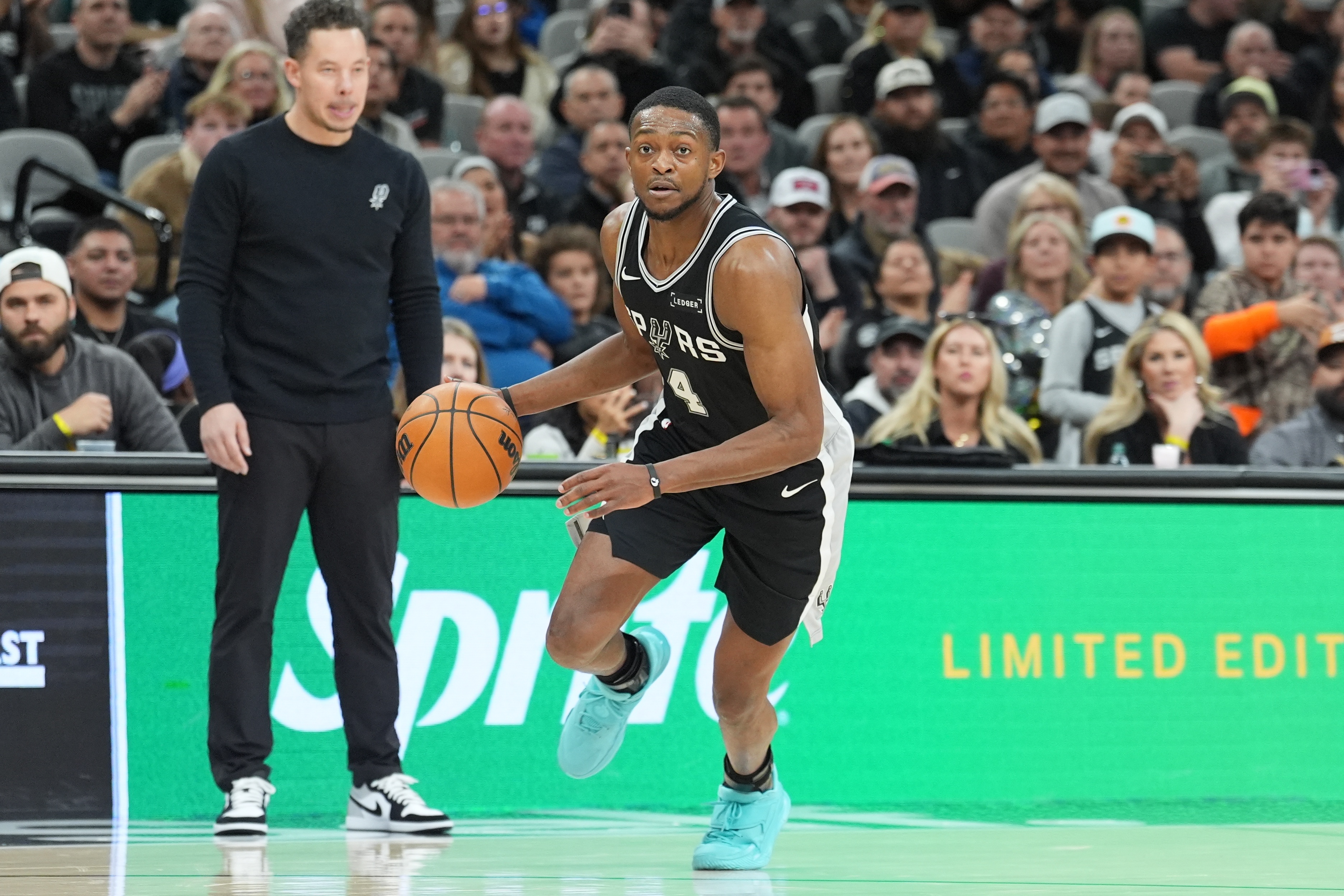 追梦炮轰米奇：坚持用福克斯却不调整 迈克·布朗换人完胜